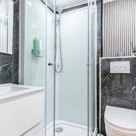 Lovely & Comfortable At Heart Of Apartment *