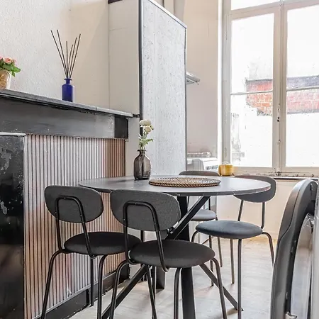 Lovely & Comfortable At Heart Of Apartment *
